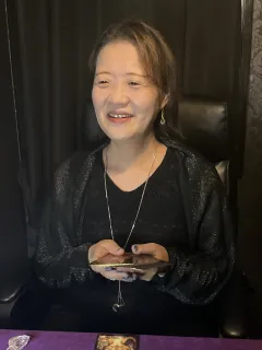 久保綾乃(くぼあやの)先生:多彩なカード占術で未来のタイミングを読む